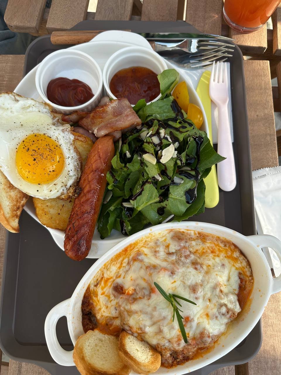 고기동 브런치 카페의 풍성한 브런치 세트와 치즈 그라탱이 담긴 검은 트레이