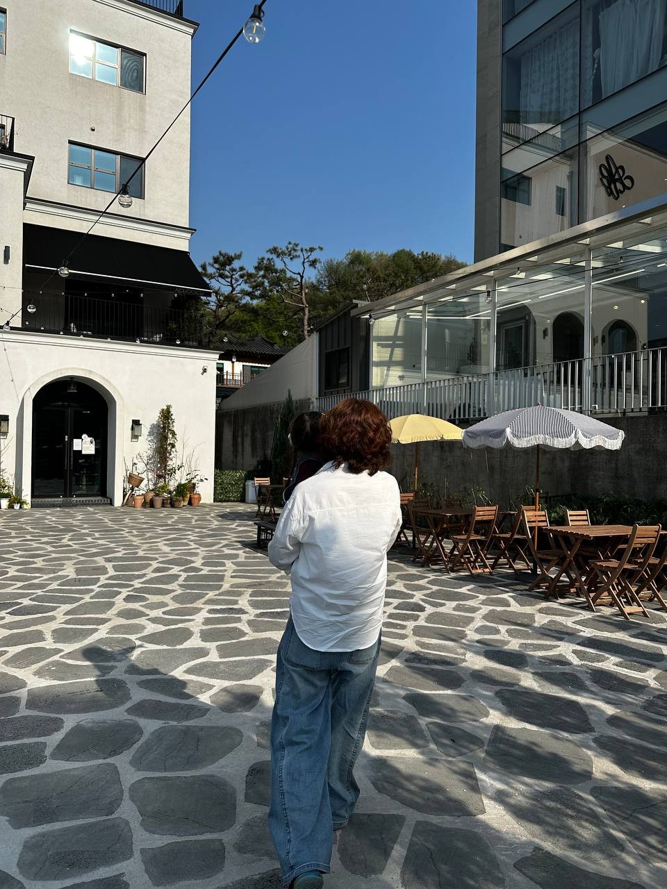 고기동 브런치 카페의 아름다운 석조 야외 테라스와 모던한 건물 풍경