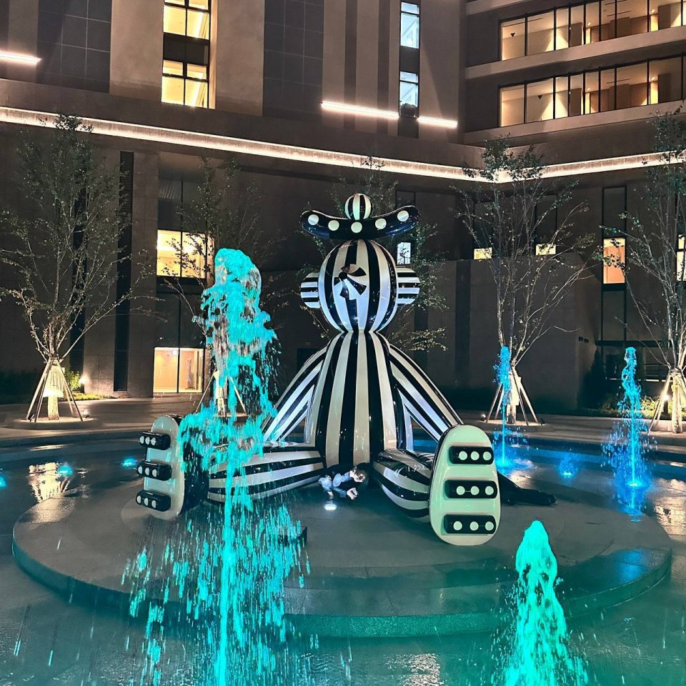 강릉 신라모노그램 분수와 파란색 조명 조형물