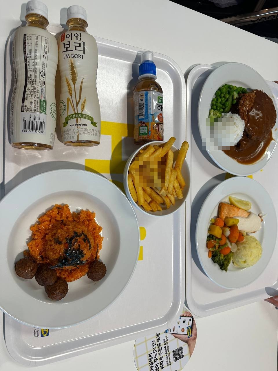 이케아 매장 내 레스토랑 식사 트레이, 스웨덴 미트볼 김치볶음밥 연어요리 감자튀김 아임보리음료가 담긴 가족 식사